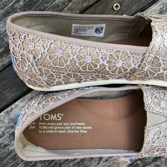 ๐บ TOMS; TODAY ONLY $25! Gold Lace Flats; Sz. 7.5! - Picture 6 of 8